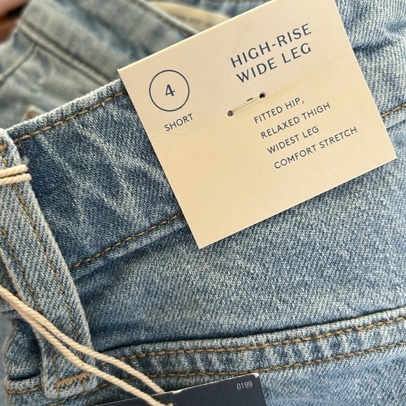 Universal Thread
Women's High Waisted Wide Leg High-Rise Jeans, Light wash short - Picture 6 of 8